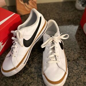 Nike women or men’s white and Black Sneakers, fit 7 Y and fit women’s 8.5